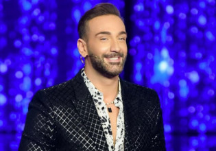 Νίκος Κοκλώνης – Τραγουδάει και χορεύει ημίγυμνος και «ρίχνει» το TikTok