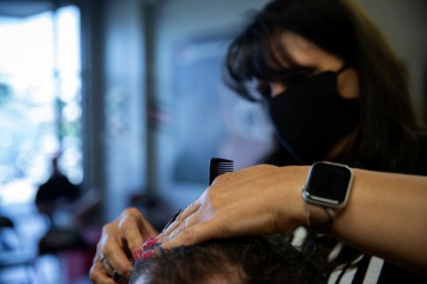 Γεωργιάδης – Προανήγγειλε ελέγχους μέσω των social media για παράνομες κατ’ οίκον υπηρεσίες κομμωτηρίου και μανικιούρ