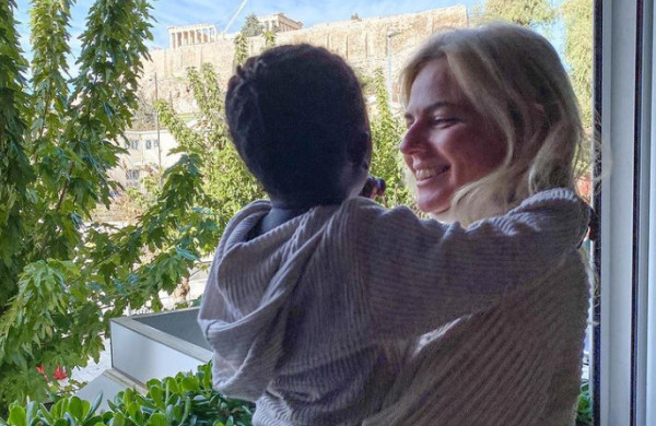 Χριστίνα Κοντοβά – H μικρή Ada πήγε σχολείο και έκανε δώρα στους νέους της συμμαθητές