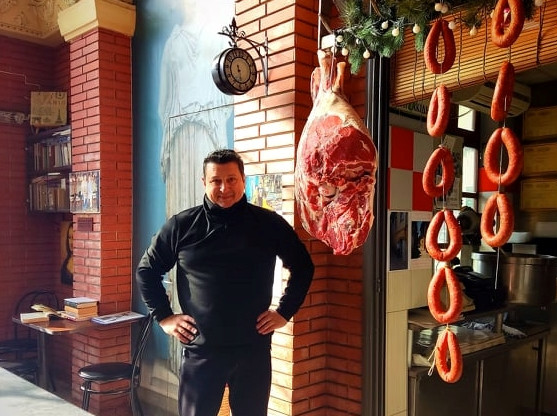 Ξάνθη – Κρεοπώλης τελείωσε το Ανοιχτό Πανεπιστήμιο στα 45 και έγραψε βιβλίο για το ρολόι της Ξάνθης