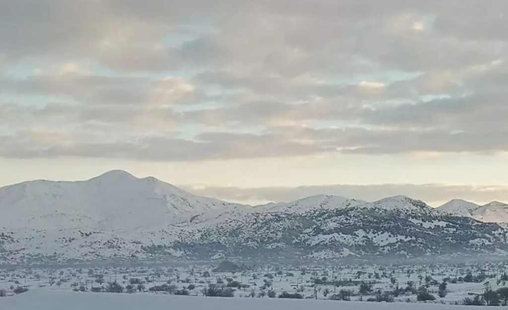 Κρήτη: Χιονοχάλαζο έπληξε το νησί – Τι λένε οι μετεωρολόγοι για το σπάνιο καιρικό φαινόμενο