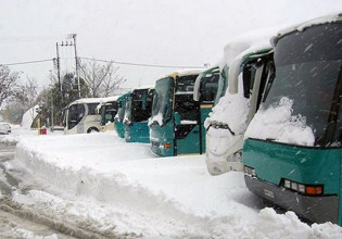 Κακοκαιρία «Ελπίδα»: Απεγκλωβισμός λεωφορείου από την Πολιτική Προστασία του Δήμου Ωρωπού