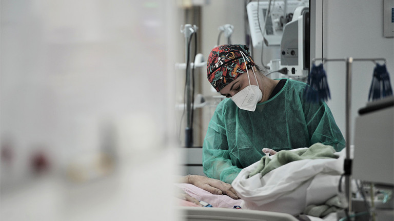 Λαμία – Διασωληνώθηκε με κοροναϊό γνωστός δημοσιογράφος – «Έφυγε» 56χρονος οικογενειάρχης