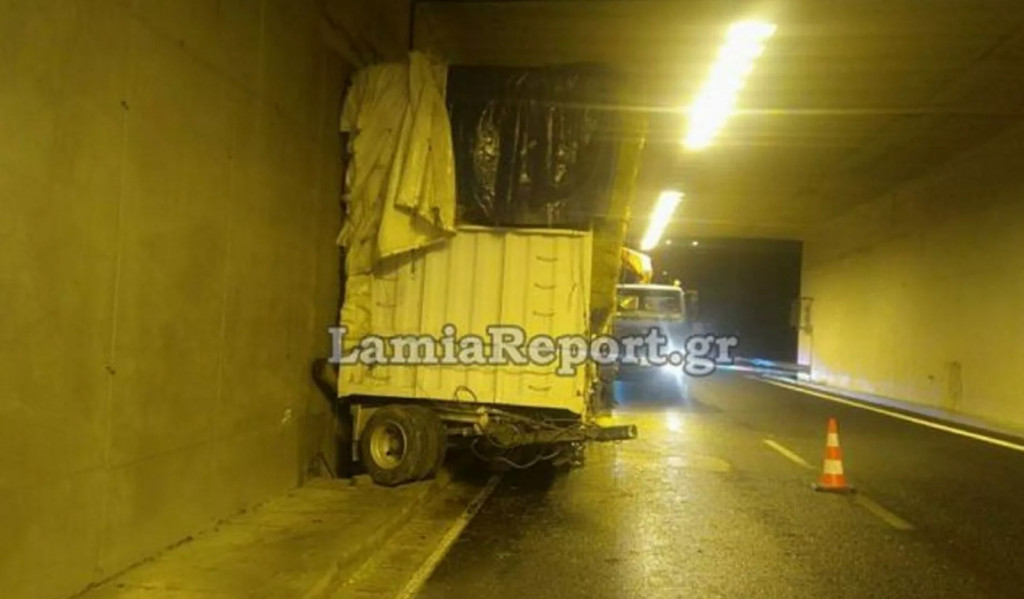 Εθνική Οδός: Έσπασε τρέιλερ μέσα σε τούνελ – «Τρελή» πορεία για 100 μέτρα