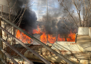 Λάρισα – Στις φλόγες εγκαταλελειμμένα βαγόνια στο παλιό μηχανοστάσιο
