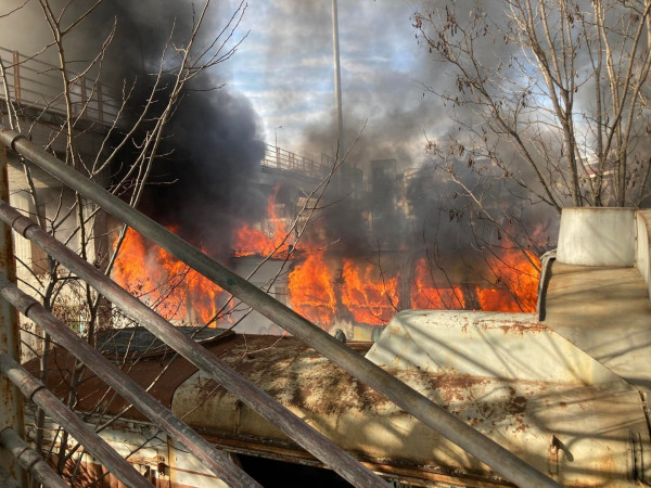 Λάρισα – Στις φλόγες εγκαταλελειμμένα βαγόνια στο παλιό μηχανοστάσιο