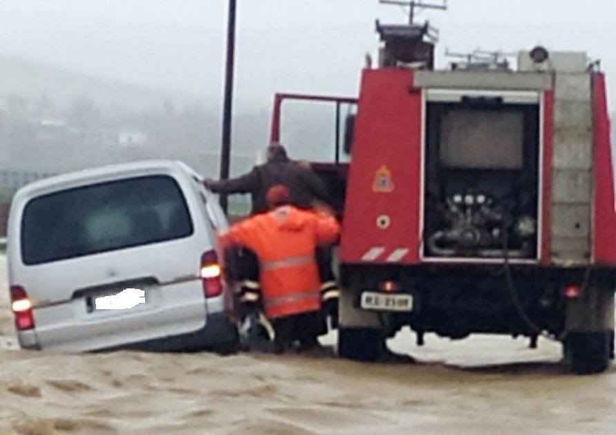 Κακοκαιρία «Διομήδης» – Πυροσβέστες απεγκλώβισαν οδηγό στα Φάρσαλα