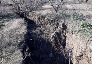 Λάρισα – Άνοιξε στα δύο η γη στο Καλοχώρι του Δήμου Τεμπών και κατάπιε τον δρόμο
