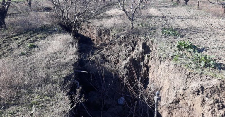 Λάρισα – Άνοιξε στα δύο η γη στο Καλοχώρι του Δήμου Τεμπών και κατάπιε τον δρόμο