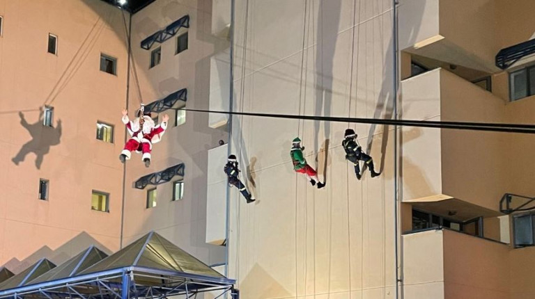 Λάρισα – Άγιος Βασίλης της ΕΜΑΚ μοίρασε δώρα στην Παιδιατρική κλινική του Πανεπιστημιακού Νοσοκομείου