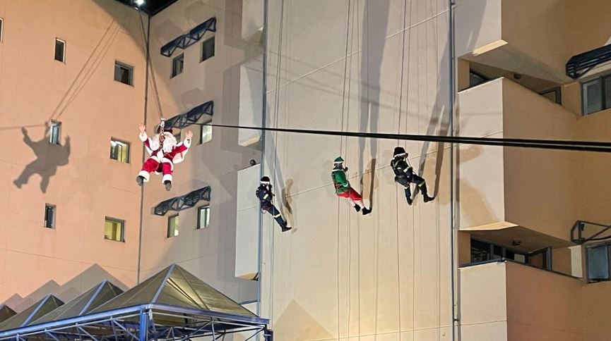 Λάρισα – Άγιος Βασίλης της ΕΜΑΚ μοίρασε δώρα στην Παιδιατρική κλινική του Πανεπιστημιακού Νοσοκομείου