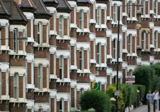 Βρετανία: Απογειώθηκαν οι τιμές των ενοικίων – Πάνω από 2.500 ευρώ κατά μέσο όρο στο Λονδίνο