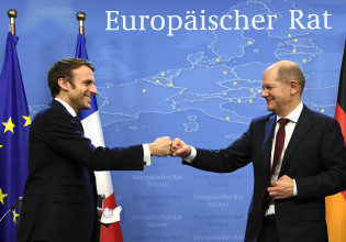 Ο Μακρόν στο Βερολίνο – Η Ευρώπη παίρνει αποστάσεις από ΗΠΑ και Ρωσία