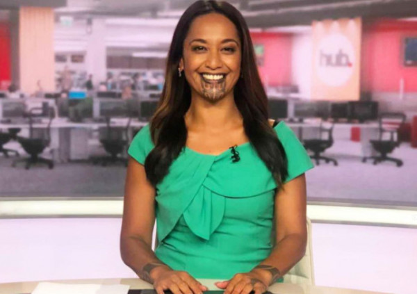 Νέα Ζηλανδία – Μαορί δημοσιογράφος με τατουάζ στο πηγούνι παρουσιάζει δελτίο και γράφει ιστορία