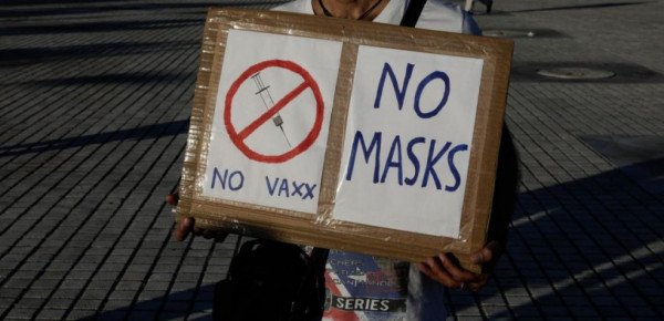 Κοροναϊός: Αντιεμβολιαστές και υγειονομικοί σε αναστολή συμμετείχαν σε συγκέντρωση διαμαρτυρίας στο Σύνταγμα