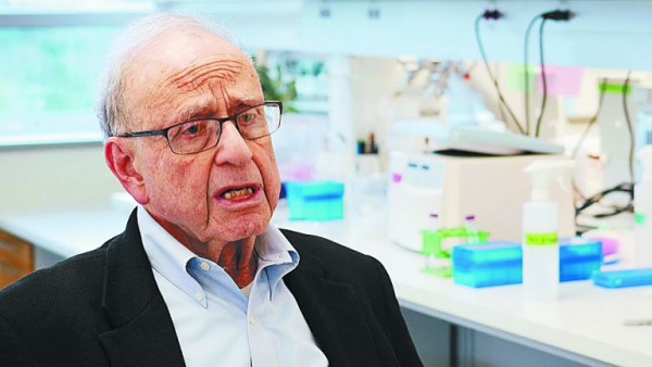 Κοροναϊός – Πρέπει να μάθουμε να ζούμε με τον Covid, προειδοποιεί ο επιδημιολόγος Αρνολντ Μόντο