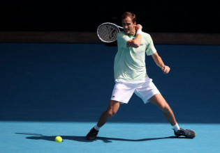 Εύκολα ο Μεντβέντεφ που είναι στην πλευρά του Τσιτσιπά