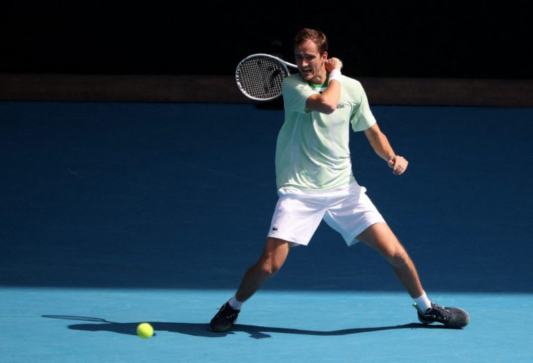 Εύκολα ο Μεντβέντεφ που είναι στην πλευρά του Τσιτσιπά