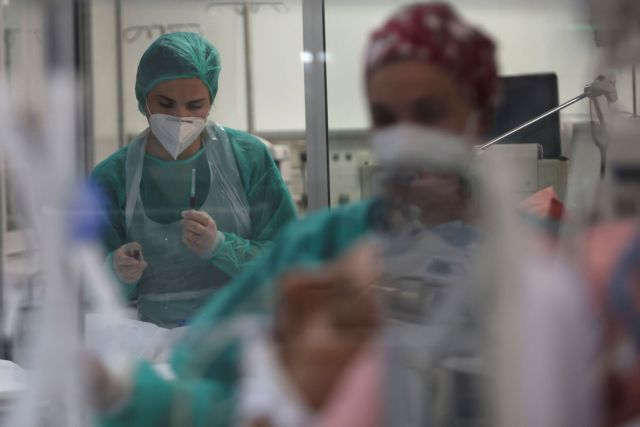 Λαμία - Νεκρή από κοροναϊό 48χρονη ανεμβολίαστη μητέρα δύο παιδιών
