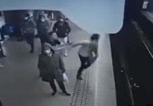 Κόβει την ανάσα – Έσπρωξε γυναίκα στην αποβάθρα την ώρα που περνούσε το μετρό