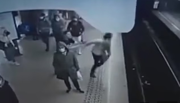 Κόβει την ανάσα – Έσπρωξε γυναίκα στην αποβάθρα την ώρα που περνούσε το μετρό