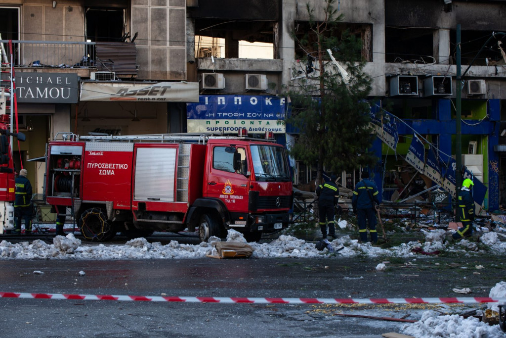 Έκρηξη στη Συγγρού: Παραμένει ακόμα κλειστός ο δρόμος – Ελέγχουν τζαμαρίες και το δίκτυο φυσικού αερίου μετά την έκρηξη