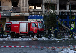 Έκρηξη στη Συγγρού: Παραμένει ακόμα κλειστός ο δρόμος – Ελέγχουν τζαμαρίες και το δίκτυο φυσικού αερίου μετά την έκρηξη