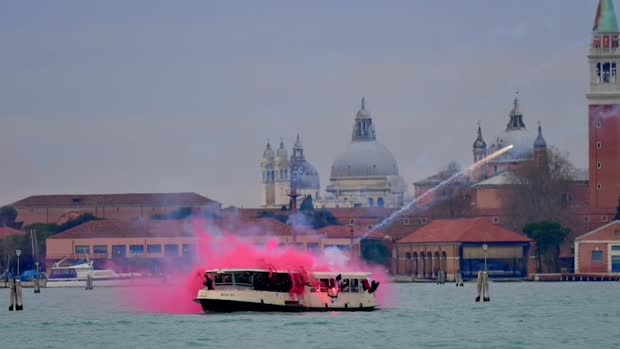 «Ναυμαχία» μεταξύ χούλιγκαν – Άγριες συμπλοκές με… σκάφη (vid)