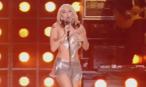 Μάιλι Σάιρους – Αποκαλυπτικό ατύχημα επί σκηνής – Κόπηκε η ράντα της και έμεινε topless