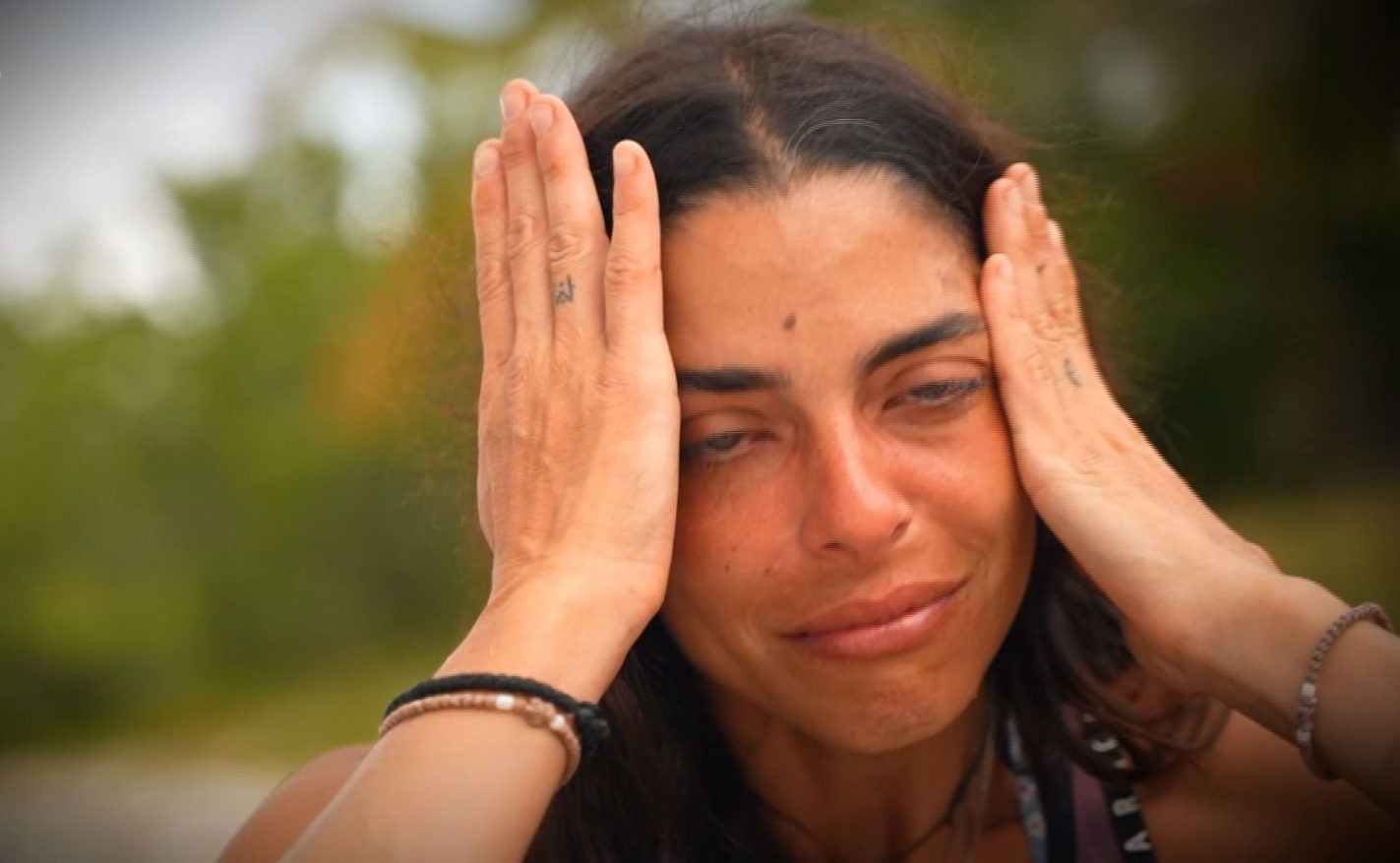 Survivor - Ξεσπάσε σε κλάματα η Μυριέλλα Κουρεντή - Το μήνυμα στον σύντροφό της μετά τα φιλιά με τον Κατσαούνη 
