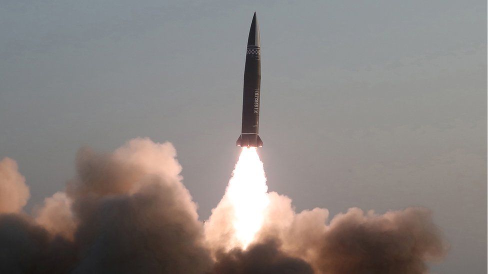Βόρεια Κορέα - Παρουσία Κιμ η εκτόξευση υπερηχητικού πυραύλου