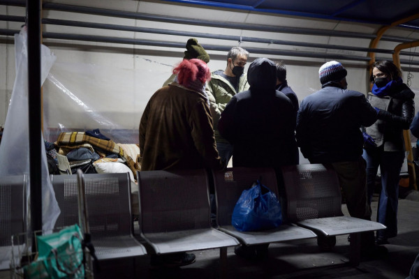 Μητσοτάκης: Επισκέφτηκε αστέγους στο λιμάνι του Πειραιά