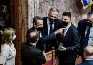 Κυβερνητικές πηγές: Ο Μητσοτάκης μιλούσε για το αύριο ενώ ο Τσίπρας για το Φουρθιώτη