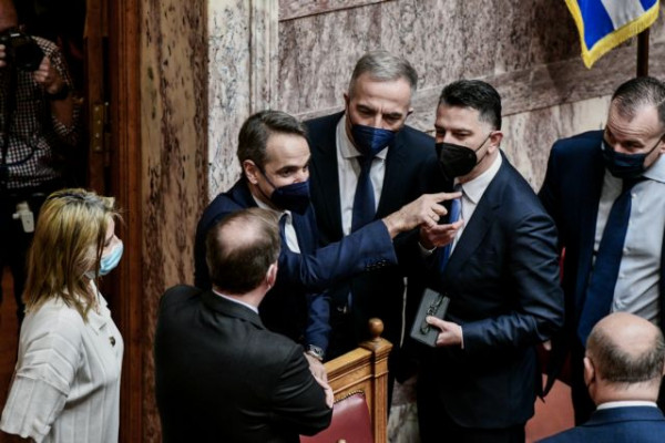 Κυβερνητικές πηγές: Ο Μητσοτάκης μιλούσε για το αύριο ενώ ο Τσίπρας για το Φουρθιώτη