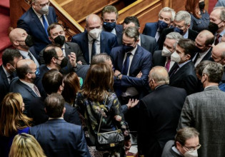 Πρόταση μομφής: Η ενόχληση της κυβέρνησης για τη στάση του ΚΙΝΑΛ – Οι αιχμηρές αναφορές Μητσοτάκη για Ανδρουλάκη