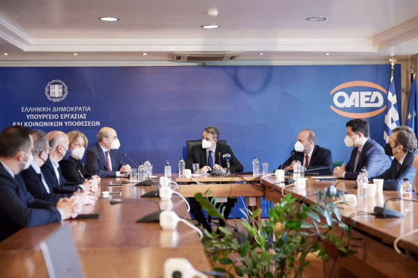 Κυριάκος Μητσοτάκης – Θυμήθηκε πού και πότε «κόλλησε» το πρώτο του ένσημο