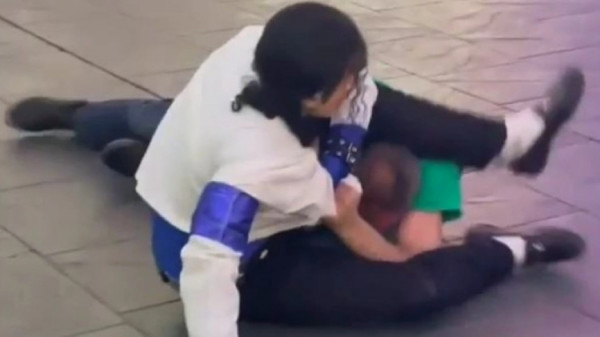 Είδε τον μουσικό του δρόμου ντυμένο Michael Jackson και πήγε να τον δείρει – Έφαγε όμως της χρονιάς του