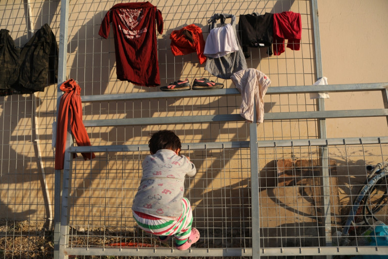 Μια αγκαλιά για ένα ασυνόδευτο προσφυγόπουλο – Η 8χρονη Σ. κατάφερε να πει ξανά «μαμά» και «μπαμπά»