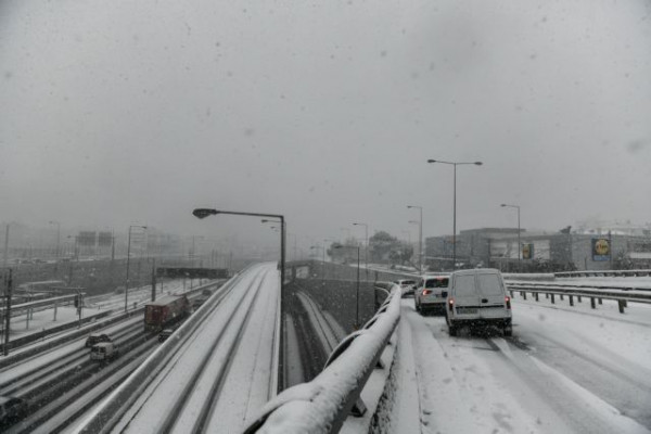 Κακοκαιρία «Ελπίδα»: Αμοιβή εργασίας και δυσχέρειες κυκλοφορίας λόγω χιονοπτώσεων