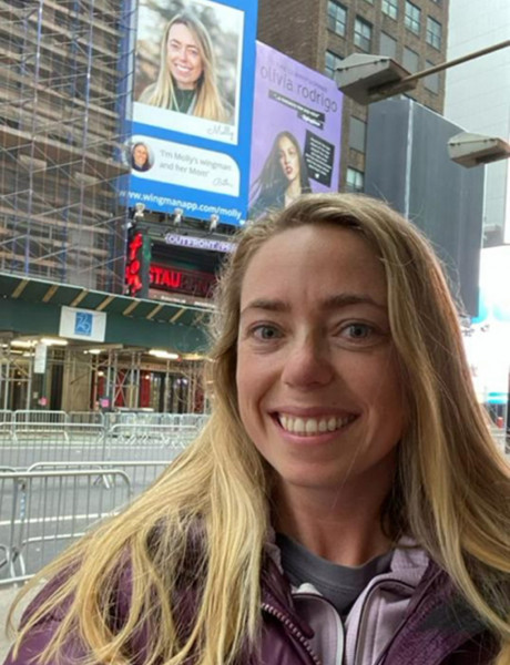 ΗΠΑ: Μητέρα με καρκίνο βάζει γιγαντοαφίσα της κόρης της στην Times Square για να της βρει αγόρι