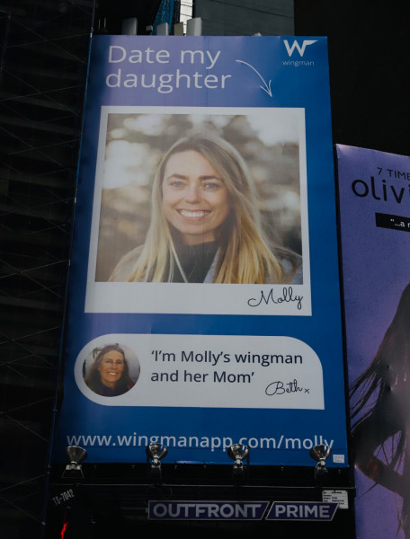 ΗΠΑ: Μητέρα με καρκίνο βάζει γιγαντοαφίσα της κόρης της στην Times Square για να της βρει αγόρι