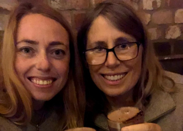 ΗΠΑ – Μητέρα με καρκίνο βάζει γιγαντοαφίσα της κόρης της στην Times Square για να της βρει αγόρι