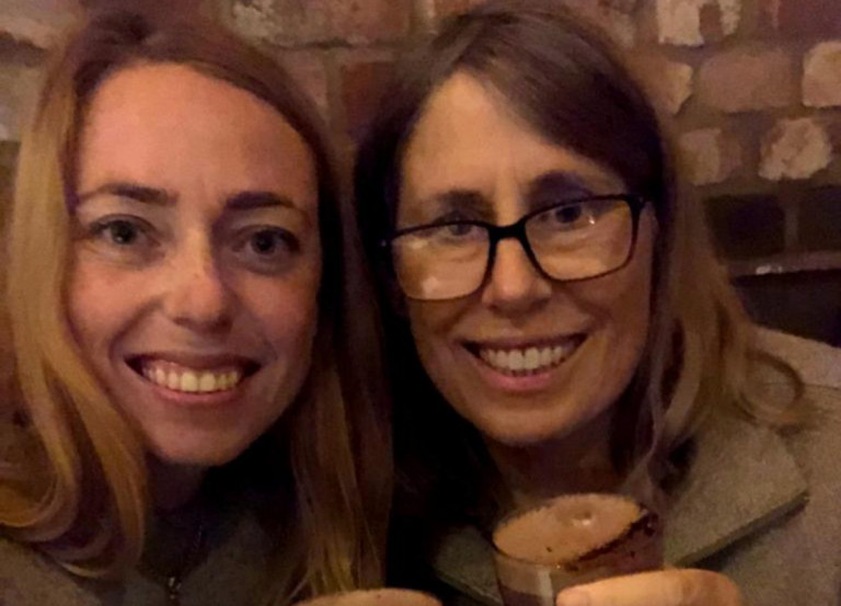 ΗΠΑ – Μητέρα με καρκίνο βάζει γιγαντοαφίσα της κόρης της στην Times Square για να της βρει αγόρι