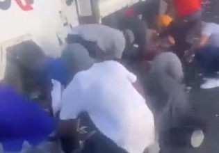 Μάχη στη μέση του δρόμου από οδηγούς που μαζεύουν χρήματα από ένα φορτηγό χρηματαποστολής που ανατινάχτηκε