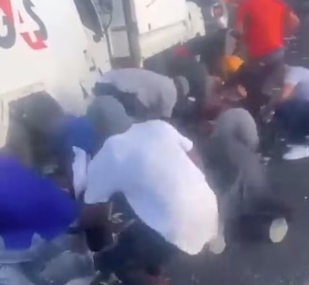 Μάχη στη μέση του δρόμου από οδηγούς που μαζεύουν χρήματα από ένα φορτηγό χρηματαποστολής που ανατινάχτηκε