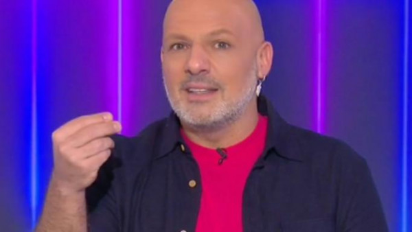 Νίκος Μουτσινάς – «Δεν σηκώθηκαν να του ρίξουν μια μούντζα και να φύγουν;»
