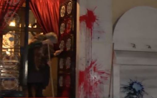 Βιασμός ανήλικης : Άγνωστοι πέταξαν μπογιές στην εκκλησία που λειτουργούσε ο κατηγορούμενος ιερέας