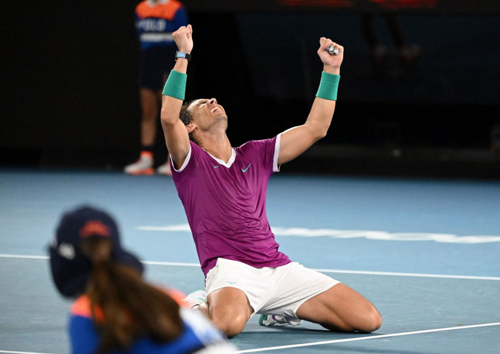 Ναδάλ: Ο πανηγυρισμός μετά τη μεγάλη νίκη επί του Μεντβέντεφ και την κατάκτηση του Australian Open