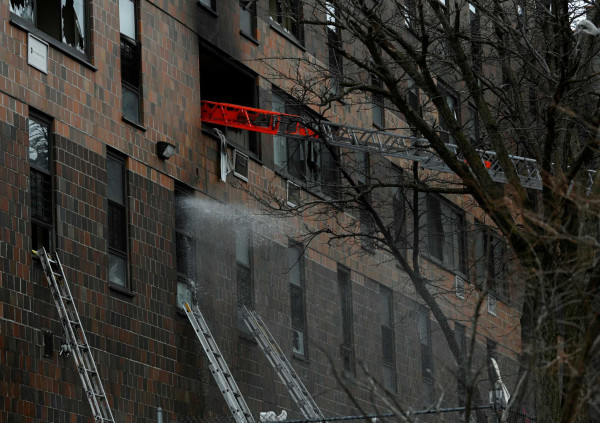 Νέα Υόρκη – Μια ανοικτή πόρτα συνέβαλε στην εξάπλωση της φωτιάς στο Μπρονξ