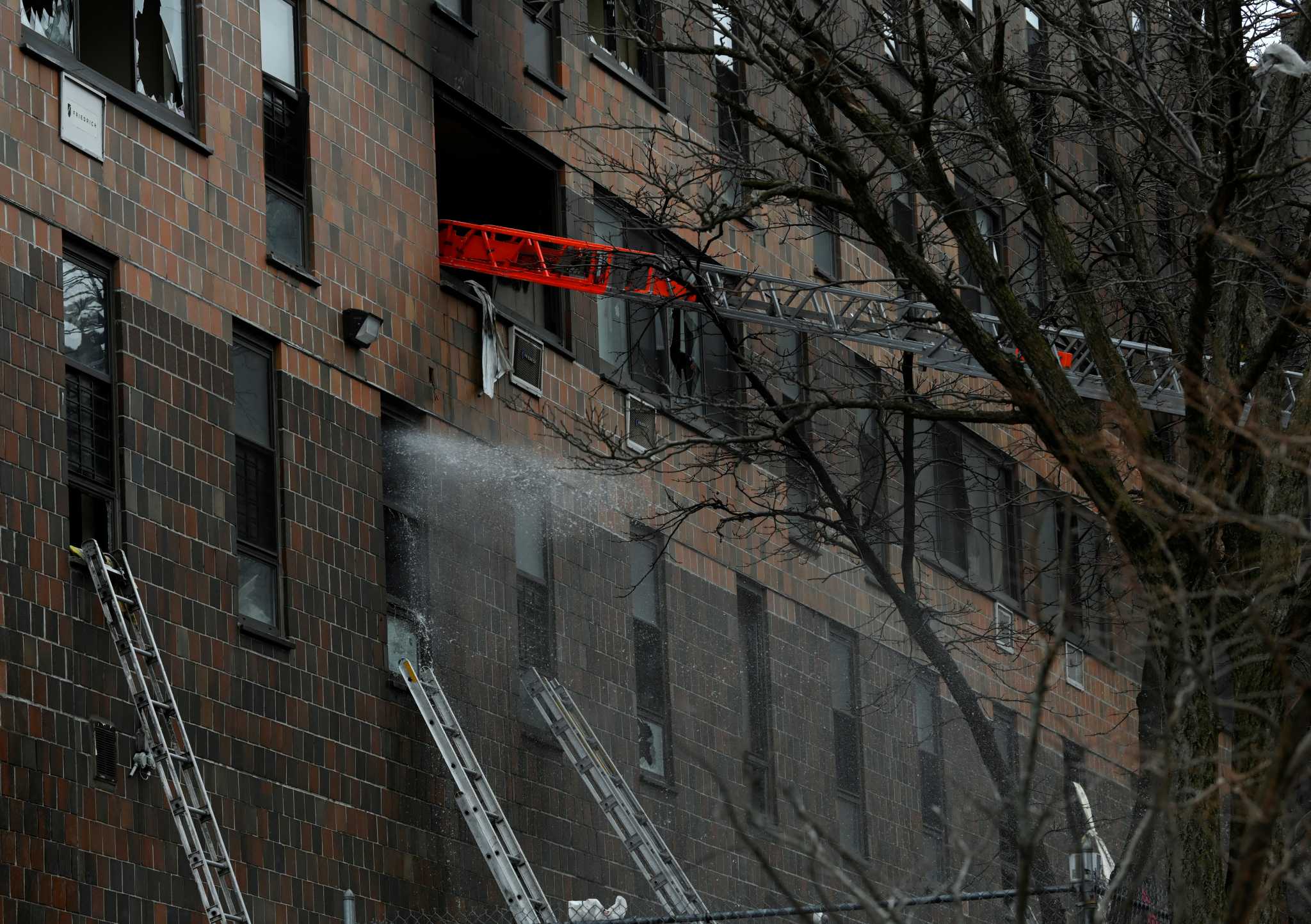 Νέα Υόρκη - Μια ανοικτή πόρτα συνέβαλε στην εξάπλωση της φωτιάς στο Μπρονξ